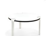 une photo d'une table basse blanche avec un plateau noir