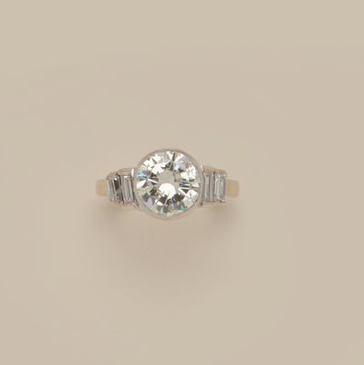 a diamond single - stone ring with baguets