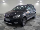une photo d'une dacia noire garée sur un sol en damier