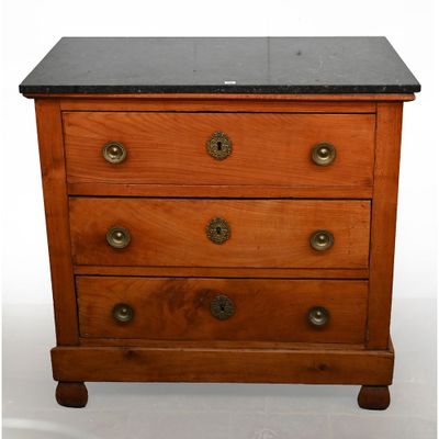 une petite commode en bois avec un plateau en marbre