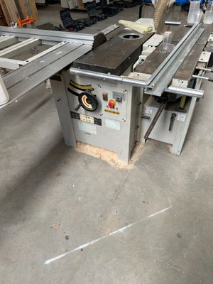 une photo d'une scie circulaire à table dans un atelier