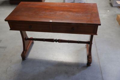 une petite table en bois surmontée d'un tiroir