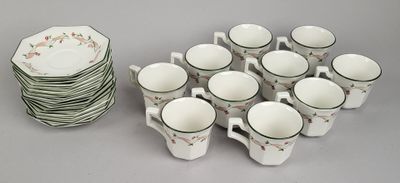 un grand nombre de tasses et de soucoupes sur une table