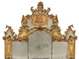 un miroir doré et argenté orné d'une image