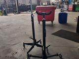 une image d'un garage avec de nombreux outils sur le sol