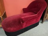 chaise longue en velours bordeaux avec pieds plissés noirs