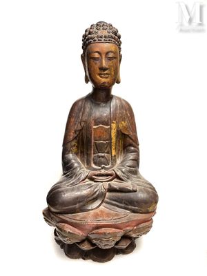 statue d'un Bouddha assis en position du lotus sur un fond blanc