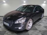la photo d'une voiture noire sur un sol en damier