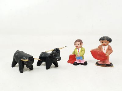 4 figurines dont 2 toreros terre cuite et 2 taureaux résine …