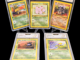 quatre cartes Pokémon différentes dans des pochettes en plastique, sur fond noir