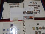 plusieurs types de timbres différents sur une table