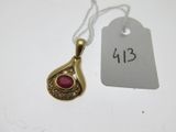 gros plan d'un collier portant une étiquette de prix