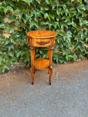 une petite table avec une étagère devant un mur recouvert de lierre