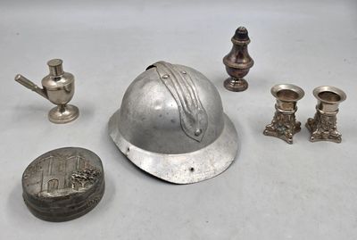 un casque en argent et d'autres objets en argent posés sur une table