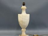 une image représentant une lampe blanche avec un cordon marron sur fond gris