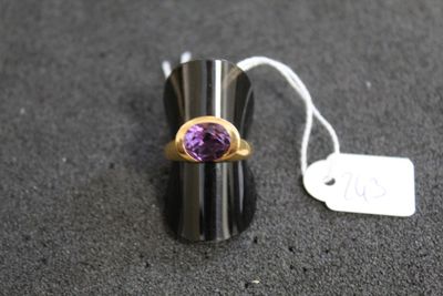une photo d'une bague sertie d'une pierre violette, avec une étiquette de prix