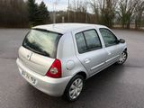 une voiture argentée garée dans un parking