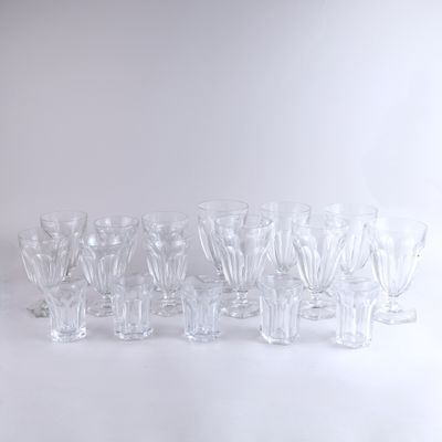beaucoup de verres à vin vides sur une table blanche