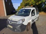 une camionnette blanche garée dans un parking