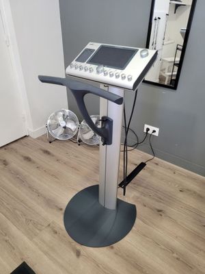 une machine posée sur un support dans une pièce