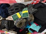 un tas de vêtements et de matériel de ski dans un sac