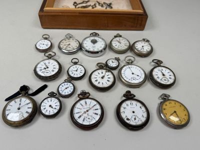 de nombreux types de montres de poche sur la table