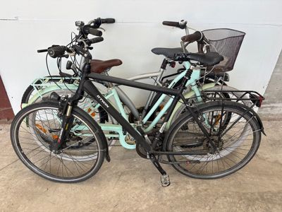 deux vélos garés l'un à côté de l'autre sur le trottoir