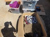 un homme en train de prendre une photo d'un carton de vêtements