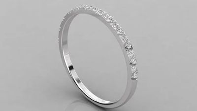 une alliance en or blanc sertie de diamants sur fond gris