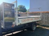 a truck that is parked in front of a building