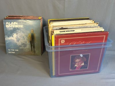 beaucoup de disques vinyles dans une boîte en plastique
