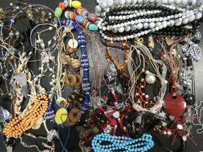 de nombreux types de colliers et de bracelets posés sur une table