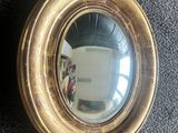 un miroir qui se trouve sur le mur d'une pièce