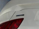 un gros plan d'une voiture blanche avec un autocollant à l'arrière