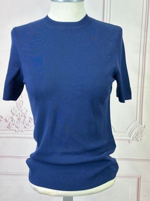 le haut d'un mannequin portant une chemise bleue sur un mannequin, un mannequin, un mannequin, un mannequin, un mannequin, un mannequin