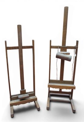 deux chevalets en bois surmontés d'une lampe