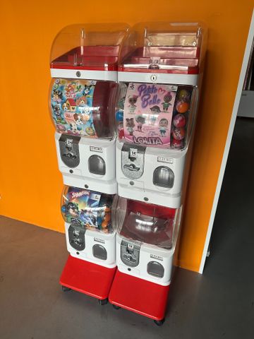 Deux distributeurs GASHA avec stock de boules (6 cartons)