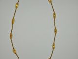 un collier en or sur fond blanc