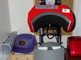 une machine rouge et noire posée sur un parquet en bois massif