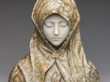 un buste en marbre blanc représentant une femme portant un foulard