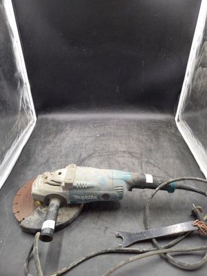 une petite machine qui se trouve à l'arrière d'un camion