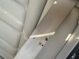 une ceinture de sécurité sale sur la banquette arrière d'une voiture