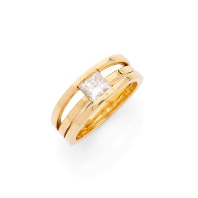 une bague en or jaune sertie d'un diamant taille princesse