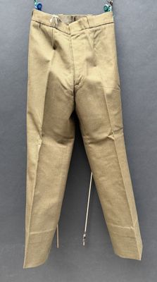 un gros plan sur un pantalon accroché au mur