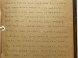 un livre marron sur lequel sont inscrits des mots, posé sur une table