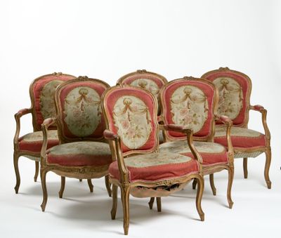 Suite de 6 fauteuils en cabriolet en bois naturel mouluré et…