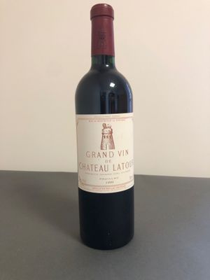 une bouteille de vin posée sur une table