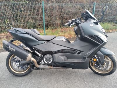 une moto garée sur le côté de la route