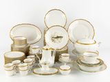 beaucoup d'assiettes et de tasses blanches et dorées