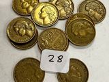 un gros plan sur un tas de pièces d'or avec une étiquette de prix